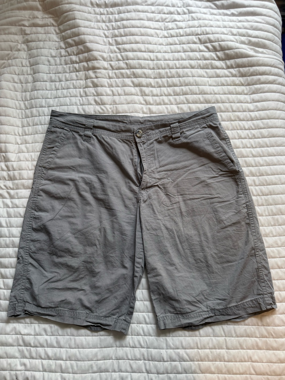 Columbia Men's Light Gray Flat-Front Shorts